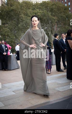 Jordan Roth kommt 2023 zur Herbstgala des New York City Ballet, die am 5. Oktober 2023 im David H. Koch Theatre im Lincoln Center in New York City anlässlich des 75. New York City Ballet Anniversary Season feiert. Quelle: Brazil Photo Press/Alamy Live News Stockfoto