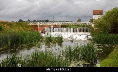 Ein Blick auf das Wehr in Tewkesbury. Es liegt am Fluss Severn und wird hier überflutet, Stockfoto