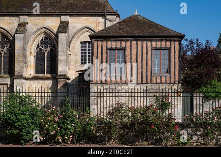 Architektur eines alten Fachwerkhauses in der Stadt Senlis in Frankreich Stockfoto
