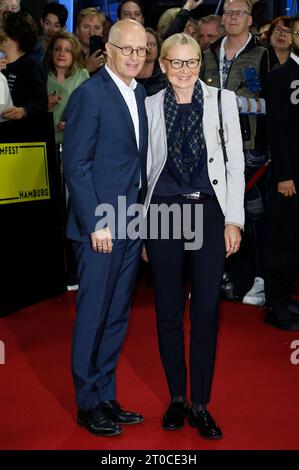 Peter Tschentscher mit Ehefrau Eva-Maria Tschentscher bei der Premiere des Kinofilms King s Land/The Gelobte Land/Bastarden auf dem 31. Filmfest Hamburg 2023 im Cinemaxx Dammtor. Hamburg, 05.10.2023 *** Peter Tschentscher mit Eva Maria Tschentscher bei der Premiere des Spielfilms King s Land the Promised Land Bastards beim Filmfest Hamburg 31 2023 im Cinemaxx Dammtor Hamburg, 05 10 2023 Foto:XC.xTamckex/xFuturexImagex Kings Land 3039 Credit: Imago/Alamy Live News Stockfoto