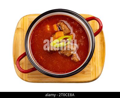 Traditionelle ungarische Gulaschsuppe mit Eintopf und Paprika. Stockfoto