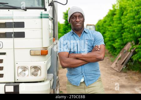 Porträt des Lkw-Fahrers in der Nähe des Fahrerhauses seines Autos Stockfoto