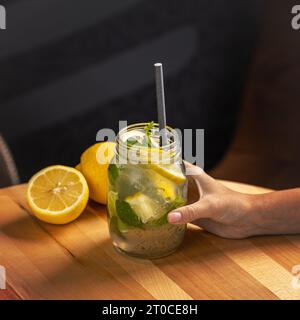 Kalte und erfrischende Zitrusfrucht-Limonade im Glas mit frischen Zitronenscheiben und Minze Stockfoto