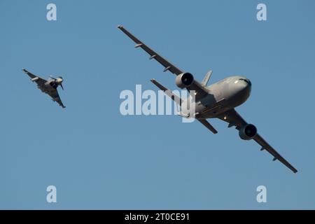Formación de aviones Eurofighter Taifun und Airbus A310 MRTT Stockfoto