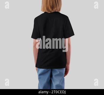 Modell eines schwarzen T-Shirts für ein Mädchen, Rückansicht, modische Kinder Streetwear für Design, Druck, Muster. Leere Kleiderschablone auf Backg isoliert Stockfoto