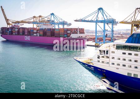 XL-Containerschiff ONE Freedom und das Kreuzfahrtschiff Marella Voyager von mein Schiff TUI im Hafen von Barcelona XL-Containerschiff ONE Freedom BJ. 2022, 366 m und das Kreuzfahrtschiff Marella Voyager von mein Schiff TUI im Hafen von Barcelona. Mit seinen bis zu 15Ö242 Boxen an Bord zu den großen Containerschiffen. Das Schiff gehoert zur Klasse der Ultra Large Container Ships ULCS und ist in der Gruppe der weltweit groessten derzeit eingesetzten Containerschiffe angesiedelt. Barcelona Spanien *** XL-Containerschiff ONE Freedom und das Kreuzfahrtschiff Marella Voyager von mein Schiff TUI in der Por Stockfoto