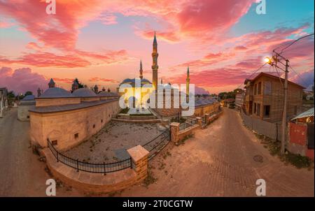 Historische Peykler Madrasa der UC Serefeli Moschee in Edirne, Türkei bei Sonnenuntergang. Eine Madrasa ist eine islamische Institution, in der Studenten Theologie studieren Stockfoto