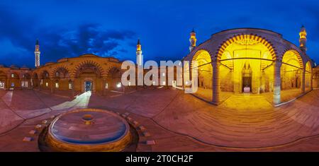 Der Innenhof der UC Serefeli Moschee in Edirne, Türkei, bietet ein faszinierendes Panorama von 360. Der Innenhof ist von eleganten Minaretten und komplizierten Bögen umgeben Stockfoto