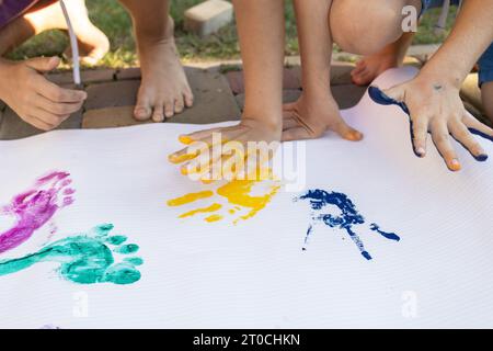 Bunte Drucke von Füßen und Händen von Kindern, in Gelb und Blau gemalt. Kreatives patriotisches Konzept. Ukrainische Kinder sind gegen Krieg. Ukra Unterstützen Stockfoto