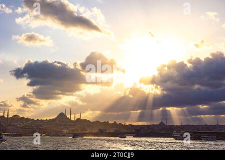 Istanbul Hintergrundfoto. Dramatische Himmel- und Stadtlandschaft von Istanbul bei Sonnenuntergang. Stockfoto