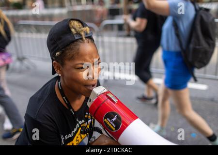New York, Usa. Oktober 2023. Mitglieder und Unterstützer versammeln sich an der Streiklinie vor NBC Universal, 30 Rockefeller Center. Mitglieder der sag-AFTRA, Hollywoods größter gewerkschaft, die Schauspieler und andere Medienschaffende vertritt, begannen ihren Streik am 14. Juli 2023. (Foto: Michael Nigro/Pacific Press) Credit: Pacific Press Media Production Corp./Alamy Live News Stockfoto