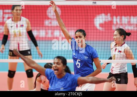 Huzhou, chinesische Provinz Zhejiang. Oktober 2023. Soorya (C) von Indien feiert während der Women's Classification 9.-12. Des Volleyballspiels zwischen Indien und der Mongolei bei den 19. Asienspielen in Huzhou, ostchinesischer Provinz Zhejiang, 6. Oktober 2023. Quelle: Zhang Tao/Xinhua/Alamy Live News Stockfoto