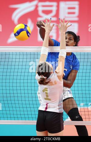 Huzhou, chinesische Provinz Zhejiang. Oktober 2023. Minimol Abraham (Top) aus Indien ist beim 9. Bis 12. Volleyball zwischen Indien und der Mongolei bei den 19. Asienspielen in Huzhou, ostchinesische Provinz Zhejiang, 6. Oktober 2023. Quelle: Zhang Tao/Xinhua/Alamy Live News Stockfoto