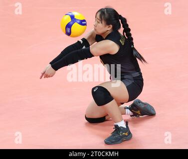 Huzhou, chinesische Provinz Zhejiang. Oktober 2023. Baasanjav Naranbaatar aus Momgolia tritt während der Women's Classification 9. Bis 12. Des Volleyballspiels zwischen Indien und der Mongolei bei den 19. Asienspielen in Huzhou, ostchinesischer Provinz Zhejiang, 6. Oktober 2023 an. Quelle: Zhang Tao/Xinhua/Alamy Live News Stockfoto