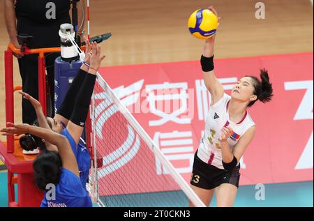 Huzhou, chinesische Provinz Zhejiang. Oktober 2023. Khuslen Enkhbold (R) aus der Mongolei spitzt den Ball während der Women's Classification 9.-12. Des Volleyballspiels zwischen Indien und der Mongolei bei den 19. Asienspielen in Huzhou, ostchinesischer Provinz Zhejiang, 6. Oktober 2023. Quelle: Zhang Tao/Xinhua/Alamy Live News Stockfoto