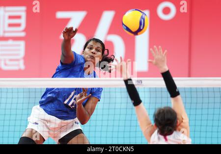 Huzhou, chinesische Provinz Zhejiang. Oktober 2023. Minimol Abraham (L) aus Indien ist beim 9. Bis 12. Volleyball zwischen Indien und der Mongolei bei den 19. Asienspielen in Huzhou, ostchinesische Provinz Zhejiang, 6. Oktober 2023. Quelle: Zhang Tao/Xinhua/Alamy Live News Stockfoto