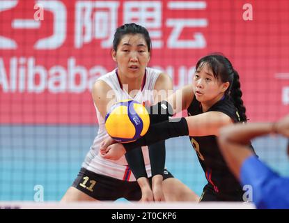 Huzhou, chinesische Provinz Zhejiang. Oktober 2023. Baasanjav Naranbaatar (R) aus der Mongolei tritt während der Women's Classification 9.-12. Des Volleyballspiels zwischen Indien und der Mongolei bei den 19. Asienspielen in Huzhou, ostchinesischer Provinz Zhejiang, am 6. Oktober 2023 an. Quelle: Zhang Tao/Xinhua/Alamy Live News Stockfoto