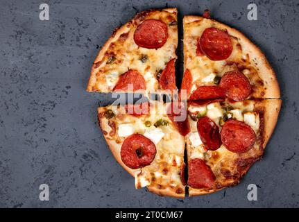 Pepperoni-Pizza mit Chili und Fetakäse - Draufsicht mit Kopierraum für Text Stockfoto