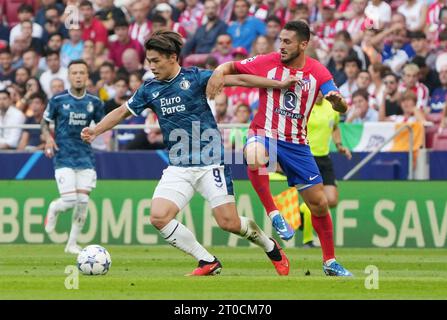 Madrid, Espagne. Oktober 2023. Ayase Ueda von Feyenoord und Koke von Atletico de Madrid während des Fußballspiels der Gruppe E zwischen Atletico de Madrid und Feyenoord am 4. Oktober 2023 im Civitas Metropolitano Stadion in Madrid, Spanien - Foto Laurent Lairys/DPPI Credit: DPPI Media/Alamy Live News Stockfoto