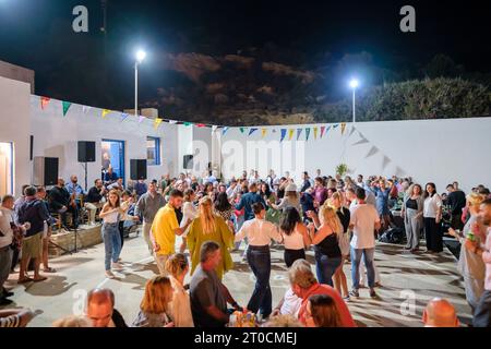 IOS, Griechenland - 7. September 2023 : 7, 2022 : Ein traditionelles Festival in iOS Griechenland, bei dem Einheimische und Touristen tanzen und die Heilige Maria feiern Stockfoto