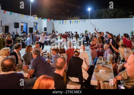 IOS, Griechenland - 7. September 2023 : 7, 2022 : Ein traditionelles Festival in iOS Griechenland, bei dem Einheimische und Touristen tanzen und die Heilige Maria feiern Stockfoto