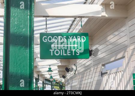 Ein Schild hängt im renovierten Bahnhof Folkestone Harbour Arm Stockfoto