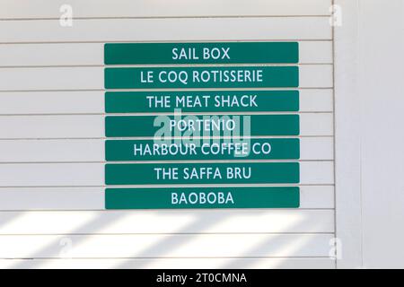 Ein Schild für Händler im renovierten Bahnhof Folkestone Harbour Arm Stockfoto