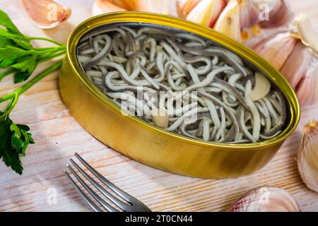 Aal mit Knoblauch in offener Dose braten Stockfoto