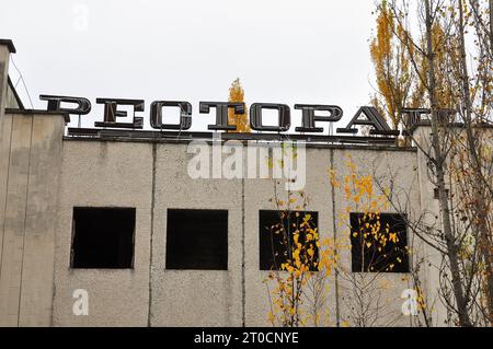 "Restaurationsschild" auf einem verlassenen brutalistischen Restaurantgebäude in Pripyat, Ukraine. Oktober 2012. Stockfoto