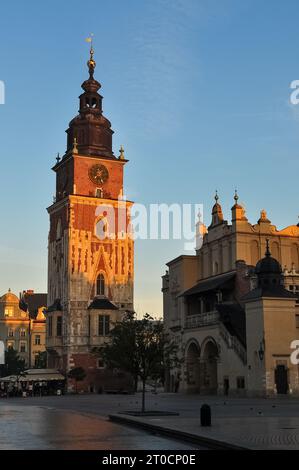4. Centruy Wieża Ratuszowa (Rathausturm) und Sukiennice (die Tuchhalle) aus dem 13. Jahrhundert bei Tagesanbruch, Rynek Główny, Krakau, Polen, Oktober 2012 Stockfoto