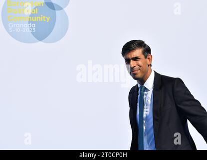 Granada, Spanien. Oktober 2023. Der britische Premierminister Rishi Sunak kommt zum dritten Treffen der Europäischen Politischen Gemeinschaft (EPC) am 5. Oktober 2023 in Granada, Spanien. 50 europäische Staats- und Regierungschefs haben sich am Donnerstag zum dritten Treffen des Ausschusses für Wirtschaftspolitik hier versammelt, um strategische Fragen zu erörtern, insbesondere die künftigen Herausforderungen für die Region. Quelle: Lian Yi/Xinhua/Alamy Live News Stockfoto