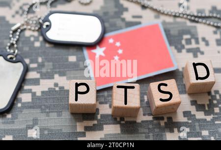 PTSD (Post traumatische Belastungsstörung) Text auf hellem Hintergrund mit einer Tablettenbox. Medizinisches Konzept. Stockfoto