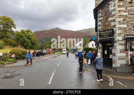 Grasmere Village Szene im Lake District Nationalpark, nass und bewölkt September Tag, Cumbria, England, Großbritannien Stockfoto