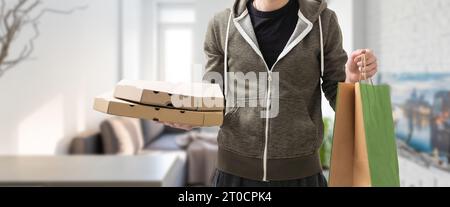 Ein junger gutaussehender Mann mit einer Liefertüte Stockfoto