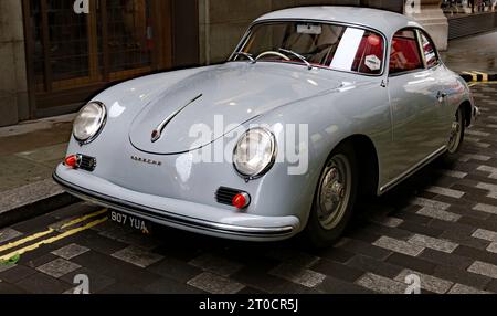 Dreiviertel-Vorderansicht eines Grey, 1959, Porsche 356 A, auf der Regents Street Motor Show 2019 Stockfoto