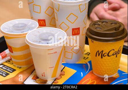 Iwano-Frankivsk, Ukraine, 7. Juni 2023: Große und kleine Coca Cola und Kaffee bei McDonald's.. Stockfoto