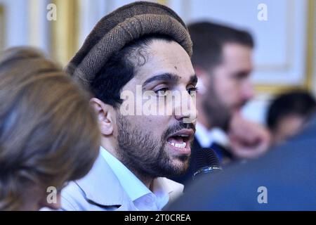 Ahmad Massoud, afghanischer Soldat und Politiker, Sohn des Befehlshabers Ahmed Shah Massoud aus der afghanischen Provinz Panchir, verbrachte einen Tag in Straßburg als Teil des Literaturfestivals ideal Libraries. Anlässlich der Veröffentlichung seines Buches "unsere Freiheit" erinnerte Ahmad Massoud an seinen Widerstand gegen das Taliban-Regime. An der Veranstaltung nahm Reza Deghati Teil, der Fotograf und Reporter, der 1985 das Porträt von Commander Massoud drehte, der durch die Welt tourte. Die Gläubigen kamen auch, um Commander Massouds Sohn zu unterstützen. 4. Oktober 2023 in Straßburg im Nordosten Frankreichs. Foto: Nicolas Roses/ABACAPRESS.COM Stockfoto