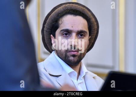 Ahmad Massoud, afghanischer Soldat und Politiker, Sohn des Befehlshabers Ahmed Shah Massoud aus der afghanischen Provinz Panchir, verbrachte einen Tag in Straßburg als Teil des Literaturfestivals ideal Libraries. Anlässlich der Veröffentlichung seines Buches "unsere Freiheit" erinnerte Ahmad Massoud an seinen Widerstand gegen das Taliban-Regime. An der Veranstaltung nahm Reza Deghati Teil, der Fotograf und Reporter, der 1985 das Porträt von Commander Massoud drehte, der durch die Welt tourte. Die Gläubigen kamen auch, um Commander Massouds Sohn zu unterstützen. 4. Oktober 2023 in Straßburg im Nordosten Frankreichs. Foto: Nicolas Roses/ABACAPRESS.COM Stockfoto