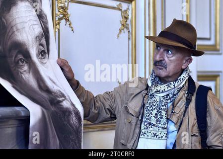 Fotograf Reza Deghati - Ahmad Massoud, afghanischer Soldat und Politiker, Sohn des Kommandanten Ahmed Shah Massoud aus der afghanischen Provinz Panchir, verbrachte einen Tag in Straßburg als Teil des Literaturfestivals ideal Libraries. Anlässlich der Veröffentlichung seines Buches "unsere Freiheit" erinnerte Ahmad Massoud an seinen Widerstand gegen das Taliban-Regime. An der Veranstaltung nahm Reza Deghati Teil, der Fotograf und Reporter, der 1985 das Porträt von Commander Massoud drehte, der durch die Welt tourte. Die Gläubigen kamen auch, um Commander Massouds Sohn zu unterstützen. 4. Oktober 2023 in Straßburg im Nordosten Frankreichs. Foto von Nicol Stockfoto