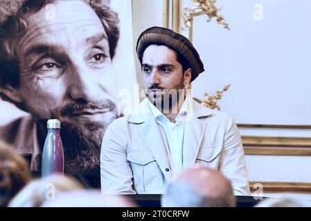 Ahmad Massoud, afghanischer Soldat und Politiker, Sohn des Befehlshabers Ahmed Shah Massoud aus der afghanischen Provinz Panchir, verbrachte einen Tag in Straßburg als Teil des Literaturfestivals ideal Libraries. Anlässlich der Veröffentlichung seines Buches "unsere Freiheit" erinnerte Ahmad Massoud an seinen Widerstand gegen das Taliban-Regime. An der Veranstaltung nahm Reza Deghati Teil, der Fotograf und Reporter, der 1985 das Porträt von Commander Massoud drehte, der durch die Welt tourte. Die Gläubigen kamen auch, um Commander Massouds Sohn zu unterstützen. 4. Oktober 2023 in Straßburg im Nordosten Frankreichs. Foto: Nicolas Roses/ABACAPRESS.COM Stockfoto