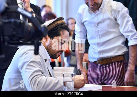 Ahmad Massoud, afghanischer Soldat und Politiker, Sohn des Befehlshabers Ahmed Shah Massoud aus der afghanischen Provinz Panchir, verbrachte einen Tag in Straßburg als Teil des Literaturfestivals ideal Libraries. Anlässlich der Veröffentlichung seines Buches "unsere Freiheit" erinnerte Ahmad Massoud an seinen Widerstand gegen das Taliban-Regime. An der Veranstaltung nahm Reza Deghati Teil, der Fotograf und Reporter, der 1985 das Porträt von Commander Massoud drehte, der durch die Welt tourte. Die Gläubigen kamen auch, um Commander Massouds Sohn zu unterstützen. 4. Oktober 2023 in Straßburg im Nordosten Frankreichs. Foto: Nicolas Roses/ABACAPRESS.COM Stockfoto