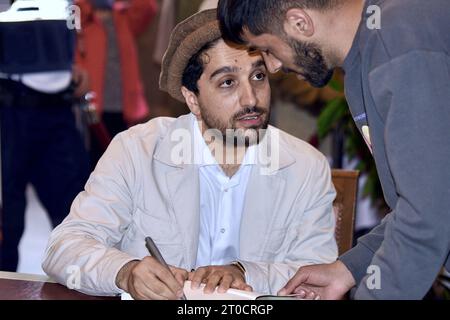 Ahmad Massoud, afghanischer Soldat und Politiker, Sohn des Befehlshabers Ahmed Shah Massoud aus der afghanischen Provinz Panchir, verbrachte einen Tag in Straßburg als Teil des Literaturfestivals ideal Libraries. Anlässlich der Veröffentlichung seines Buches "unsere Freiheit" erinnerte Ahmad Massoud an seinen Widerstand gegen das Taliban-Regime. An der Veranstaltung nahm Reza Deghati Teil, der Fotograf und Reporter, der 1985 das Porträt von Commander Massoud drehte, der durch die Welt tourte. Die Gläubigen kamen auch, um Commander Massouds Sohn zu unterstützen. 4. Oktober 2023 in Straßburg im Nordosten Frankreichs. Foto: Nicolas Roses/ABACAPRESS.COM Stockfoto