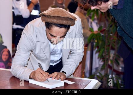 Ahmad Massoud, afghanischer Soldat und Politiker, Sohn des Befehlshabers Ahmed Shah Massoud aus der afghanischen Provinz Panchir, verbrachte einen Tag in Straßburg als Teil des Literaturfestivals ideal Libraries. Anlässlich der Veröffentlichung seines Buches "unsere Freiheit" erinnerte Ahmad Massoud an seinen Widerstand gegen das Taliban-Regime. An der Veranstaltung nahm Reza Deghati Teil, der Fotograf und Reporter, der 1985 das Porträt von Commander Massoud drehte, der durch die Welt tourte. Die Gläubigen kamen auch, um Commander Massouds Sohn zu unterstützen. 4. Oktober 2023 in Straßburg im Nordosten Frankreichs. Foto: Nicolas Roses/ABACAPRESS.COM Stockfoto