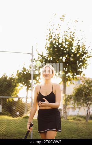 Sportlerin, spielen auf dem Tennisplatz. Schöne junge Frau am Freibad und Tennis-Match zu spielen. Stockfoto