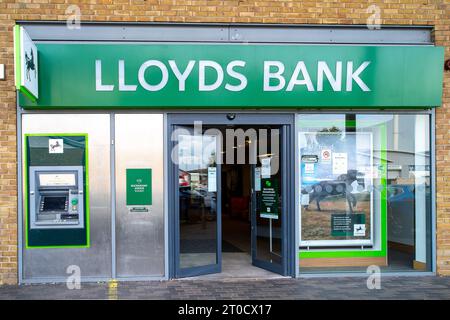 Slough, Berkshire, Großbritannien. Oktober 2023. Heute war der letzte Handelstag bei der Lloyds Bank-Filiale auf dem Slough Trading Estate. Die Lloyds-Filiale in Windsor wurde kürzlich geschlossen, nur dass die Filiale in der Slough High Street geöffnet blieb. Quelle: Maureen McLean/Alamy Live News Stockfoto