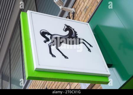Slough, Berkshire, Großbritannien. Oktober 2023. Heute war der letzte Handelstag bei der Lloyds Bank-Filiale auf dem Slough Trading Estate. Die Lloyds-Filiale in Windsor wurde kürzlich geschlossen, nur dass die Filiale in der Slough High Street geöffnet blieb. Quelle: Maureen McLean/Alamy Live News Stockfoto