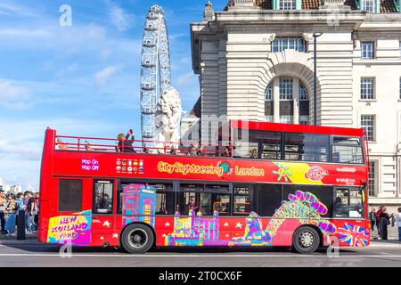 City Sightseeing Bus an der Westminster Bridge, South Bank, London Borough of Lambeth, Greater London, England, Großbritannien Stockfoto