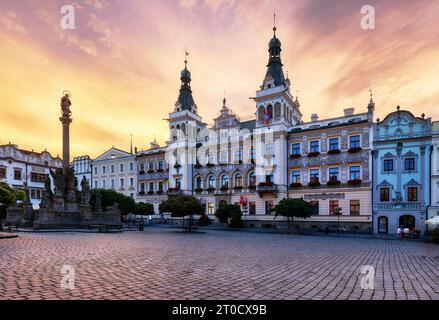 Hauptplatz mit historischen Häusern und grünem Tor in Pardubice, Tschechische Republik Stockfoto