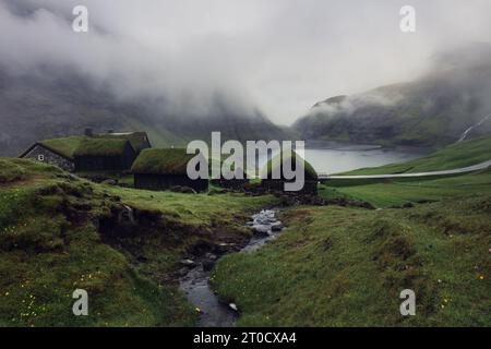 Saksun Dorf, Streymoy Island, Färöer Inseln. Alte Häuser aus Stein mit einem Gras (Rasen) Dach. Touristische Sehenswürdigkeiten in Green Valley Stockfoto