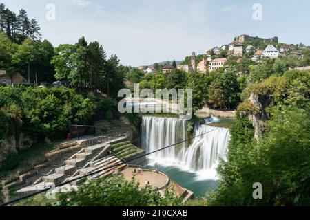 Alte Festung und Wasserfall an der Pliva in Jajce, historische Sehenswürdigkeiten und natürliche Schönheit Stockfoto